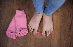 prot&aacute;hnut&iacute; palce pomoc&iacute; gumičky